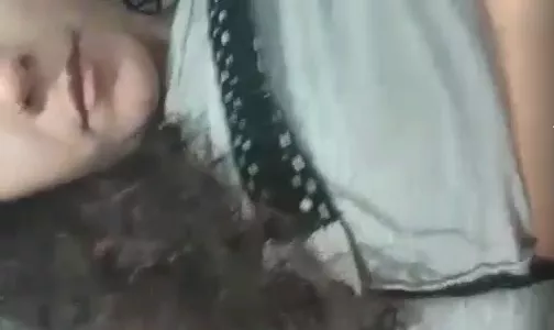 Mostrando a xoxotinha e o cuzinho delicioso pro namorado novo