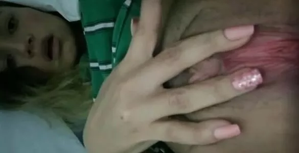 Loirinha novinha fez um vídeo se masturbando no sexo virtual com o amigo