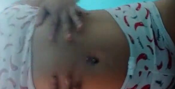 Loira deliciosa de baby doll ficou peladinha abrindo o cu no vídeo