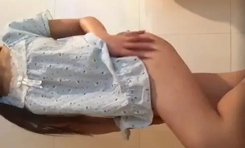 Novinha peituda cheia de pentelhos se exibindo peladinha vazou no zap