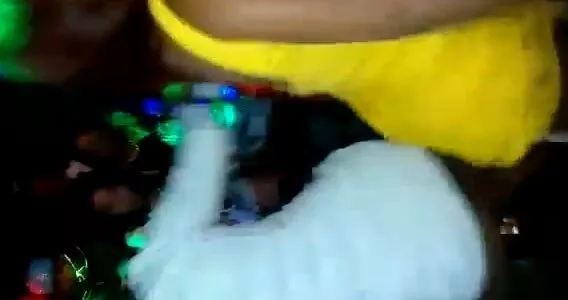 Gostosas no baile funk rebolando de vestido curto e sem calcinha