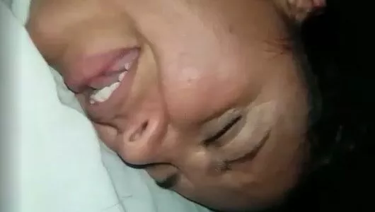 Fez a safada gemer de dor comendo o cuzinho apertado dela