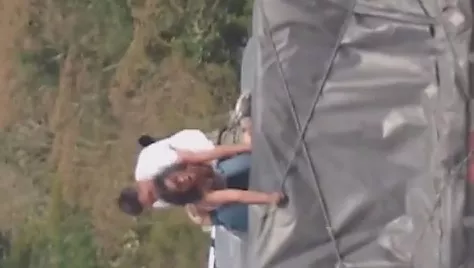 Casal de malucos foram flagrados transando em cima do caminhão em movimento
