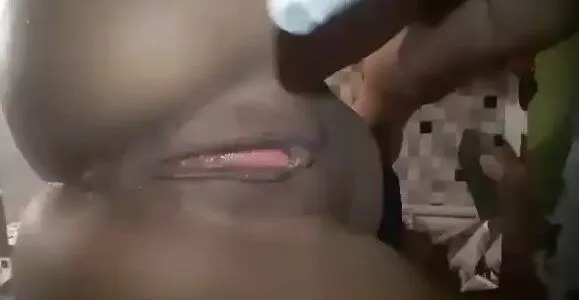 Filmou de quatro brincando com a escova de cabelo  na buceta greluda
