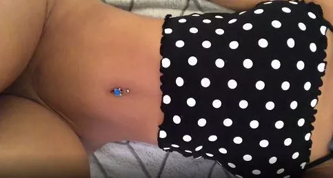 Morena linda mostrando o bucetão perfeito no vídeo nudes