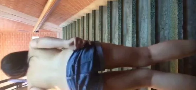 Novinha mostrou o cuzinho e tocou siririca na escada da faculdade