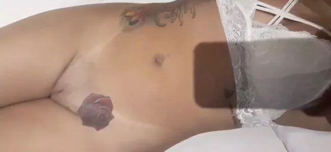 Loirinha deliciosa piscando o cuzinho e exibindo a bucetinha perfeita