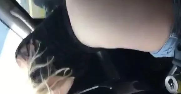 Brincando com a loirinha no carro com os dedos na xota e cuzinho dela