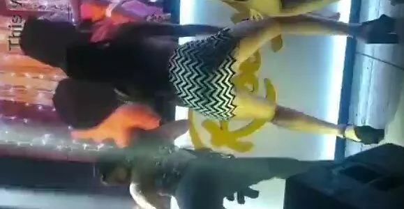 Gostosa foi pra festa sem calcinha e acabou exibindo a xota rebolando