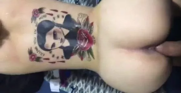 Fodeu gostosinho de quatro a buceta da loirinha tatuada