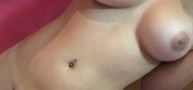 Outra novinha dando o cuzinho pela primeira vez e filmando