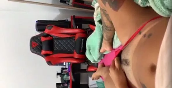 Novinha gamer pelada caiu na net mostrando a buceta linda