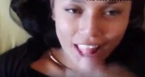 Mirou na boca mas acertou leite o queixo e o nariz da novinha gulosa