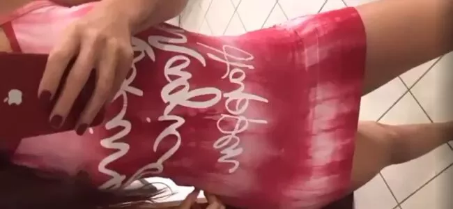 Gostosa de vestidinho no espelho sem calcinha mostrando a buceta