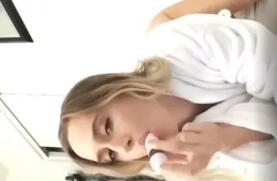 Loira branquinha da bucetinha rosada brincando com o consolo na ppk