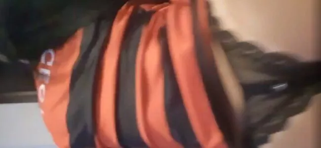 Flamenguista gata no vídeo só de calcinha aberta para mostrar a buceta