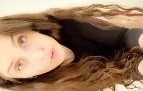 Safada loirinha linda de calcinha mostrando os peitos e a ppk no vídeo