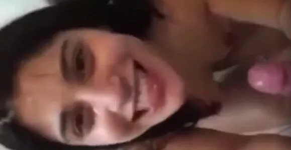 Safadinha gulosa ajoelhou e caiu de boca até ganhar leitinho na cara
