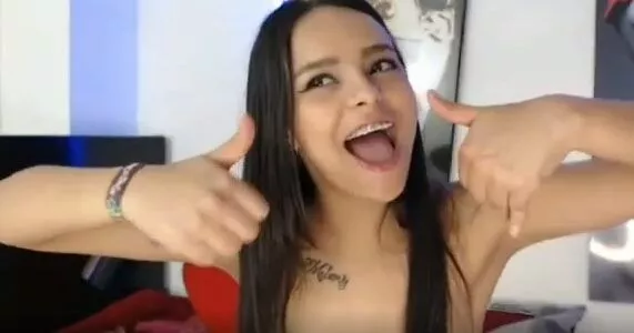 Novinha fez vídeo pros fãs tocando siririca peladinha exibindo a xoxota