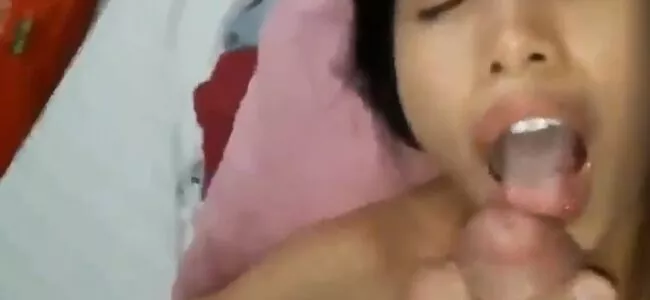 Terminou de comer e foi logo gozando na cara da novinha