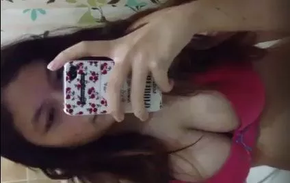 Novinha gatinha socou dedos na buceta tocando siririca e depois lambeu