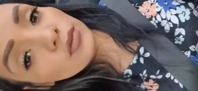 Morena linda de vestido sem calcinha fez um vídeo no carro