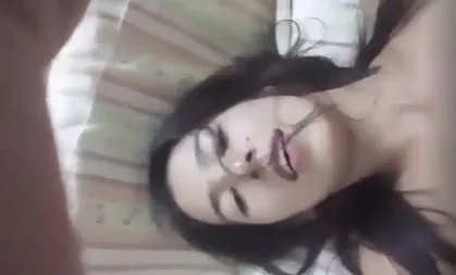 Gostosa filmou esfregando o grelinho e socando os dedos na buceta