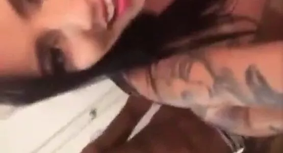Gostosa dando o cuzinho enquanto se arruma pra sair