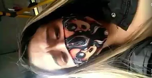 Putinha gostosa batendo uma siririca escondida dentro do ônibus