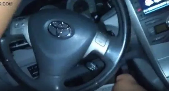 Gozou na buceta da novinha fodendo sem camisinha dentro do carro