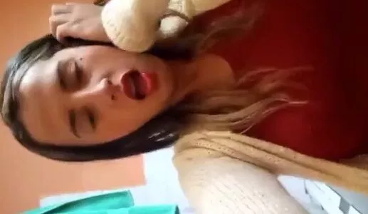 Loira safada puxou a calcinha e esfregou a bucetinha gostosa pro amante