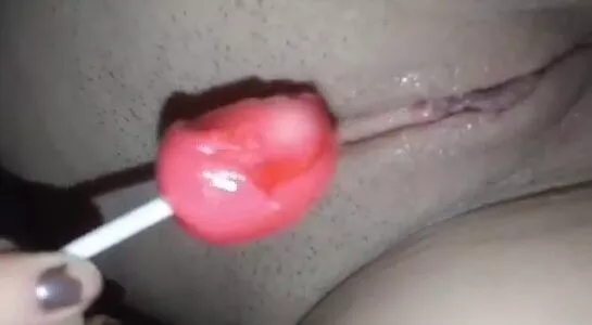 Novinha safada se masturbando com o pirulito na buceta
