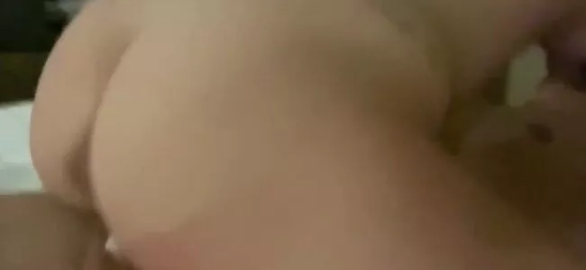 Filmou a pica entrando na buceta gostosa da morena rabuda caiu na net