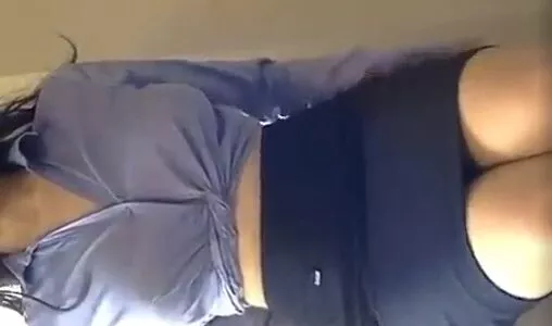 Deixei minha amiga excitada e ela me mostrou o cu quando chegou do trabalho