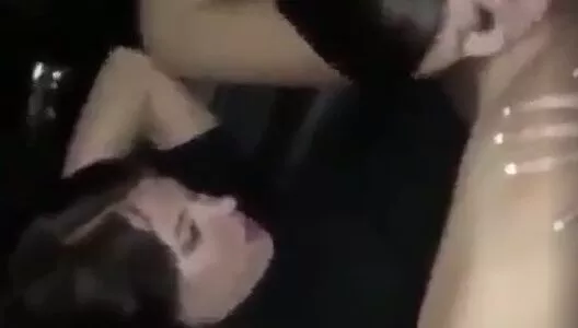 Putaria dentro do carro com duas safadas fazendo sexo oral