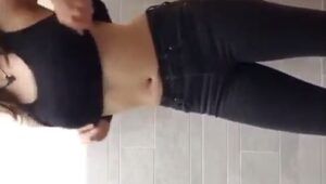 Tirou a calça e ficou peladinha mostrando o cuzinho gostoso no vídeo