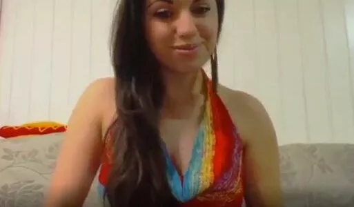 Gata se empolgou no funk e tirou o short pra rebolar de fio-dental