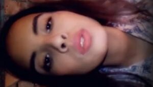 Novinha linda abriu a Live para fazer strip e mostrar a xotinha peluda