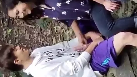 Casal de novinhos foram flagrados na maior putaria no parque