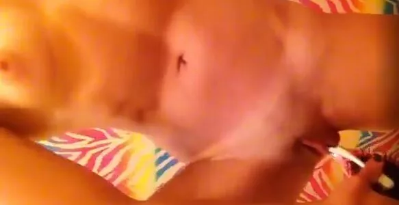 Novinha mandou nudes pro amigo socando a escova de cabelo na buceta
