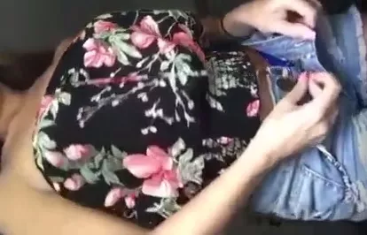 Vazou o nudes de uma loirinha linda mostrando o cuzinho apertado