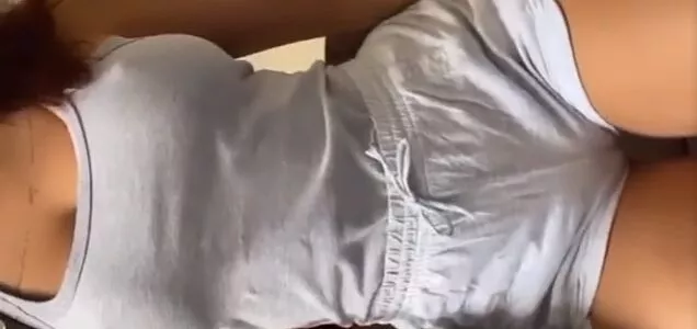 Mais um vídeo dessa gata peituda ficando peladinha e mostrando a buceta