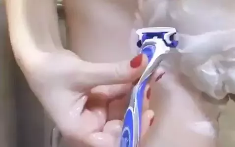 Ninfeta deixando a pepeka toda lisinha na hora do banho