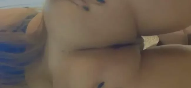 Loirinha perfeita abrindo o cuzinho no vídeo nudes vazou no zap