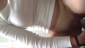 Amadora safada fez um vídeo se masturbando com cabo da escova de cabelo