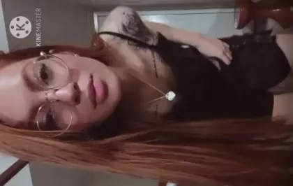 Ruivinha linda mandou nudes para o amigo mostrando tudo e vazou no zap