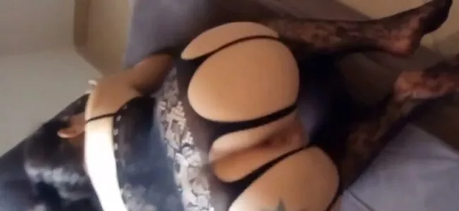 Gostosa piscou o cuzinho antes de tomar pirocada fodendo no sexo anal