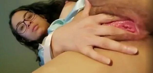 Safada esperou o marido sair de casa e fez um vídeo mostrando o bucetão