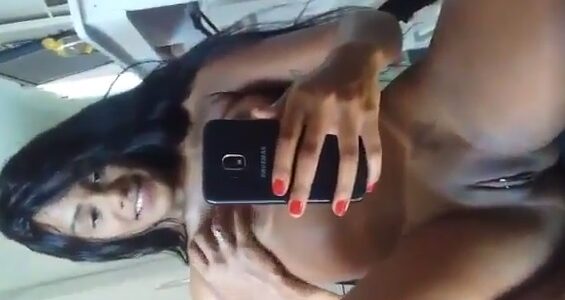 Morena linda fez um vídeo peladinha mostrando o piercing no grelinho