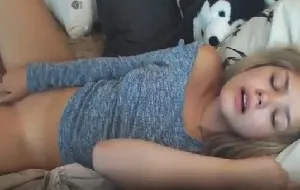 Gatinha linda siriricando ficou toda molhadinha gozando nos dedos